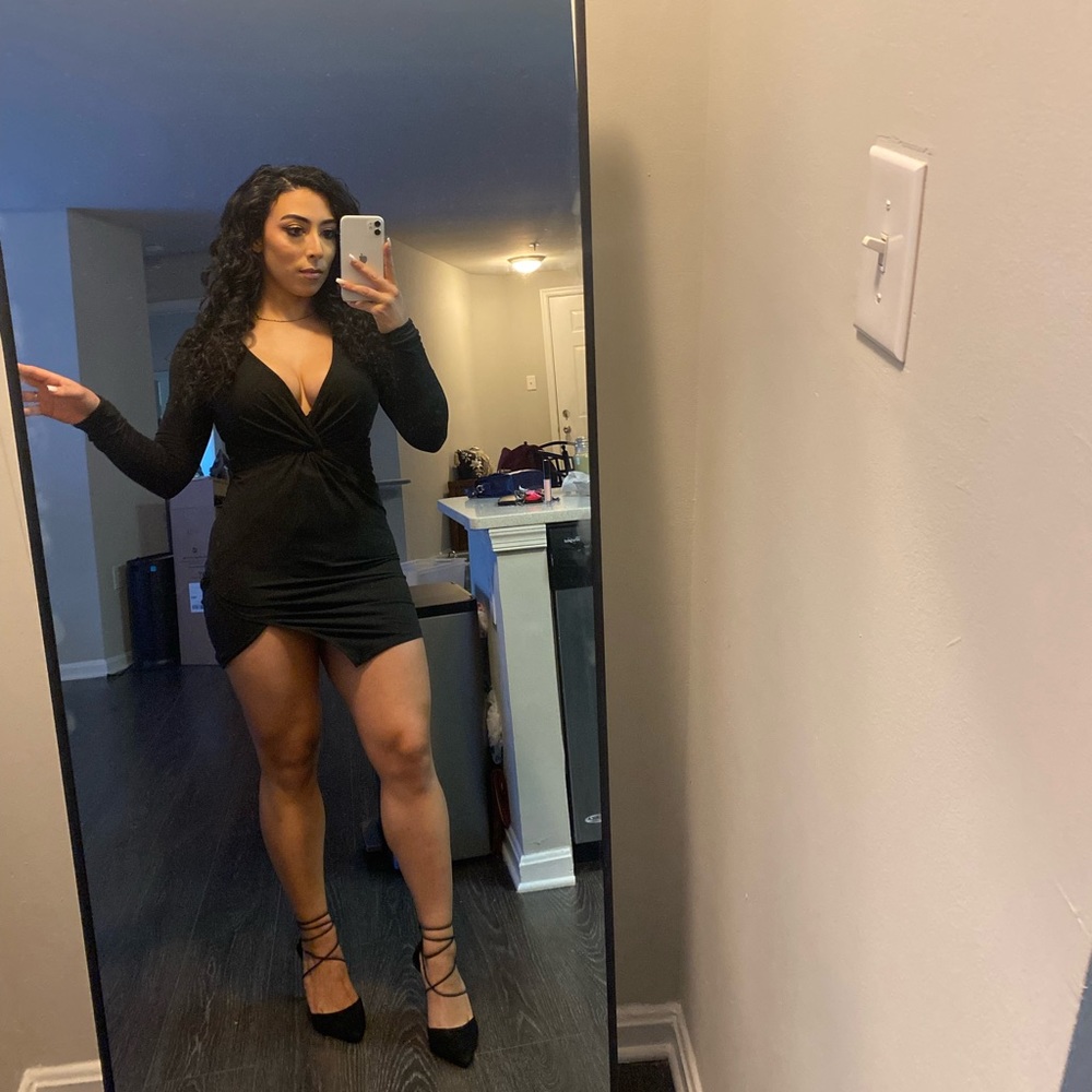 Super cute black dress! I wore it once. Fits small/xsmall